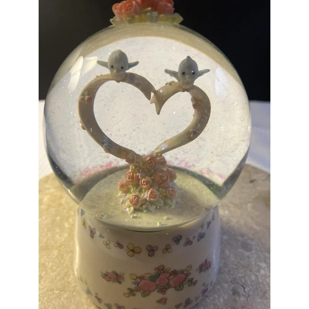 2006 Precious Moments Bluebirds Tying Hearts Snow Globe Plays Pacabels Canon